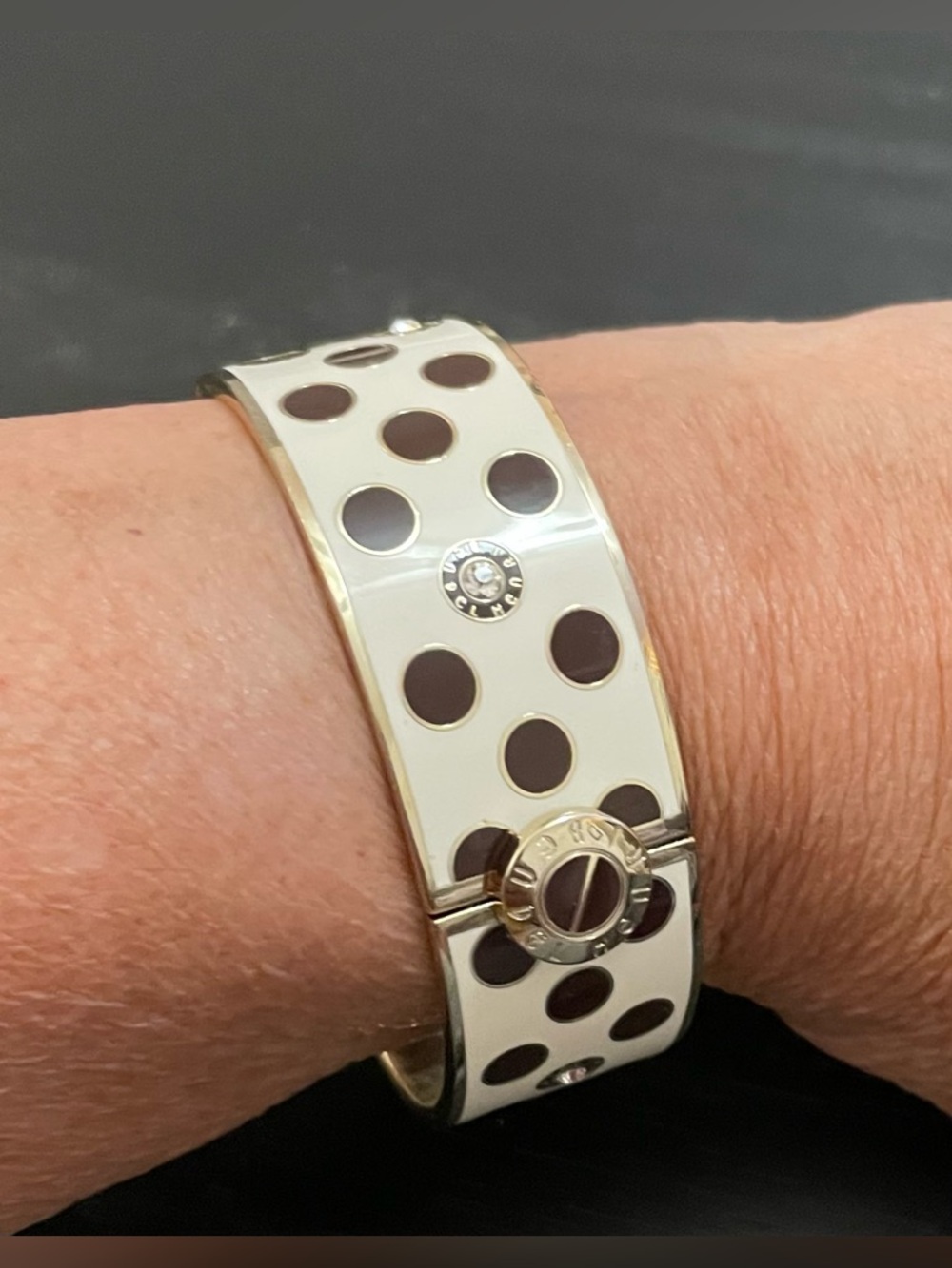 NWOT HENRI BENDEL Polka Dot silver-Tone Hinged Bangle Bracelet - Cream & Brown - Picture 2 of 4
